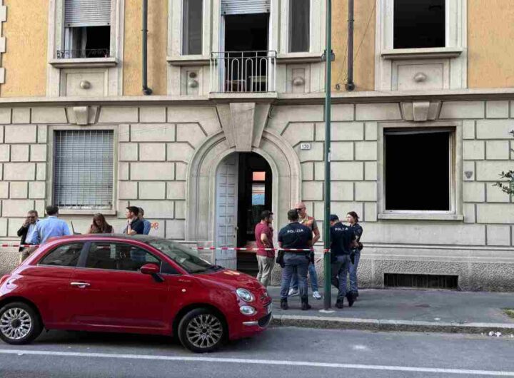 Polizia davanti all'appartamento andato in fiamme a Sesto San Giovanni