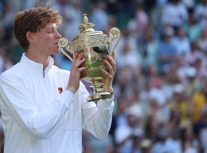 sinner bacia coppa wimbledon