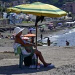 donna sotto ombrellone