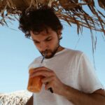 un uomo beve un succo di frutta