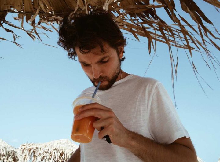 un uomo beve un succo di frutta