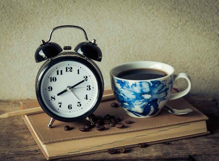 una sveglia su un comodino accanto a un caffè
