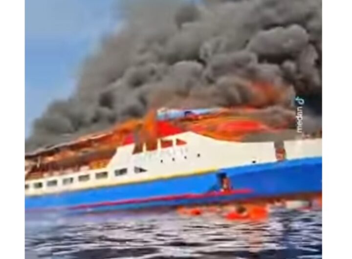 traghetto in fiamme in indonesia