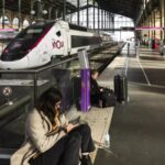 un treno fermo in stazione