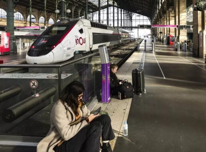 un treno fermo in stazione