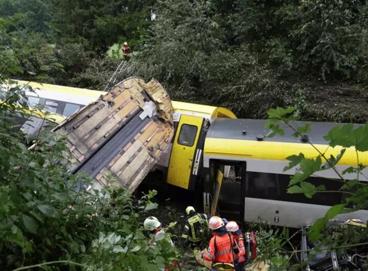 Le foto del treno deragliato in Germania