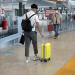 uomo col trolley in aeroporto