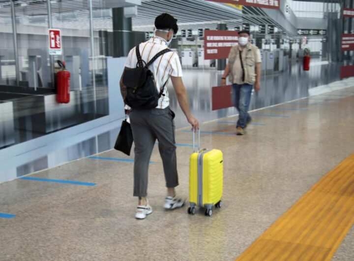 uomo col trolley in aeroporto