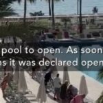 turisti corsa lettini in piscina