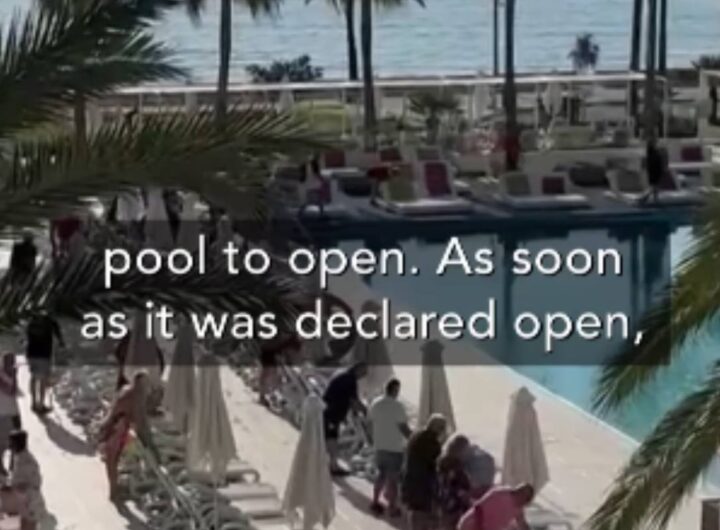 turisti corsa lettini in piscina