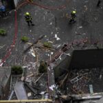 In Ucraina fine (forse) delle bombe, a Gaza (per ora) bombardamenti sospesi, in Italia bombe ai giornalisti, Nella foto Un palazzo danneggiato in Ucraina