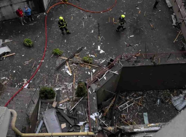 In Ucraina fine (forse) delle bombe, a Gaza (per ora) bombardamenti sospesi, in Italia bombe ai giornalisti, Nella foto Un palazzo danneggiato in Ucraina