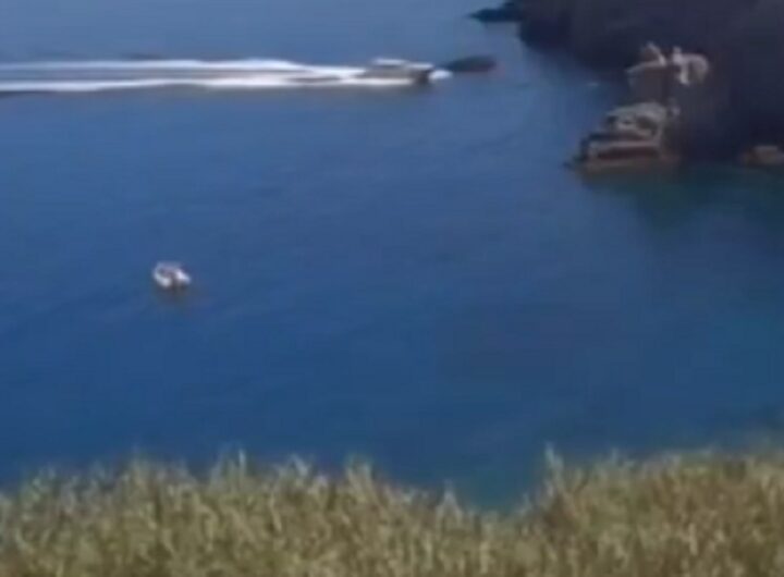 Yacht che a Ponza è finito contro gli scogli