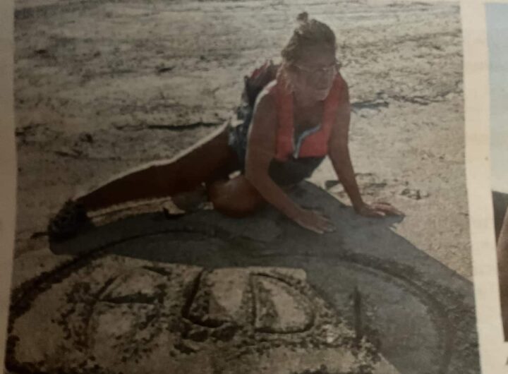 A 70 anni attraversa a nuoto il Po per essere più vicina al marito le cui ceneri sono state disperse nel grande fiume, nella foto Antonella Manfredini