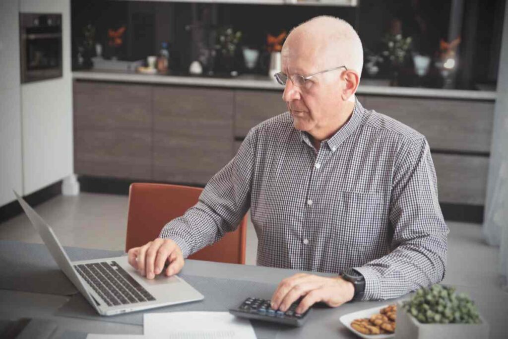 Anziano al pc