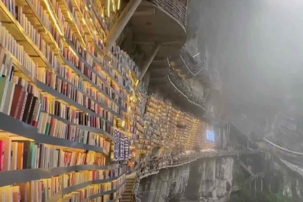 Cliff Bookstore, la spettacolare libreria costruita su una parete di roccia in Cina
