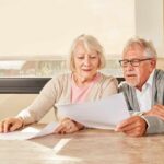 Coppia anziani legge documento