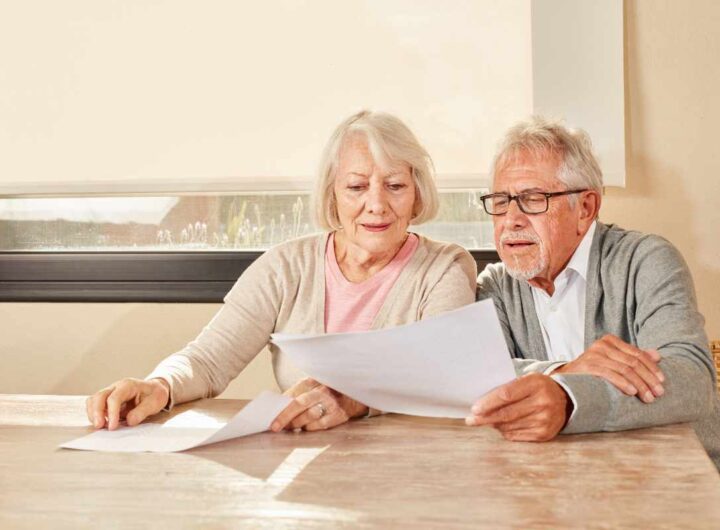 Coppia anziani legge documento