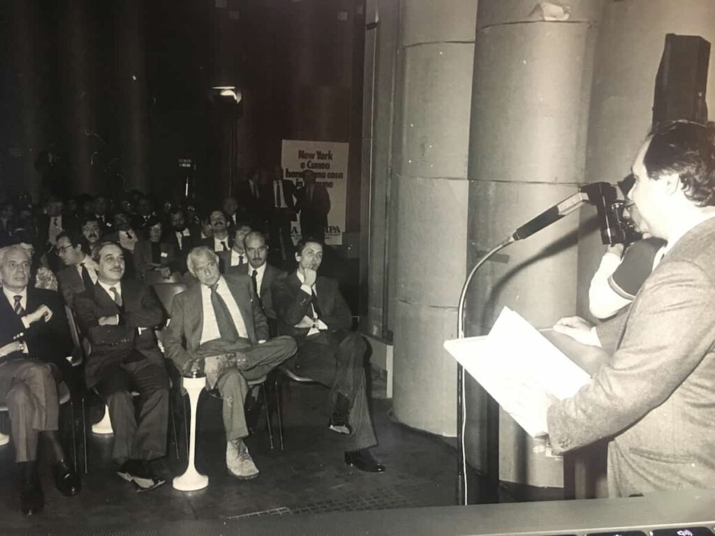 Agnelli un editore d’altri tempi: la Stampa, il mito di De Benedetti e altri aneddoti, nella foto Giorgio Fattori a sin., poi Michele Torre, Gianni Agnelli, Antonello Perricone, Marco Benedetto al microfono