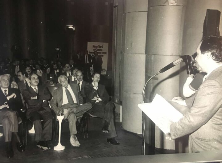 Agnelli un editore d’altri tempi: la Stampa, il mito di De Benedetti e altri aneddoti, nella foto Giorgio Fattori a sin., poi Michele Torre, Gianni Agnelli, Antonello Perricone, Marco Benedetto al microfono