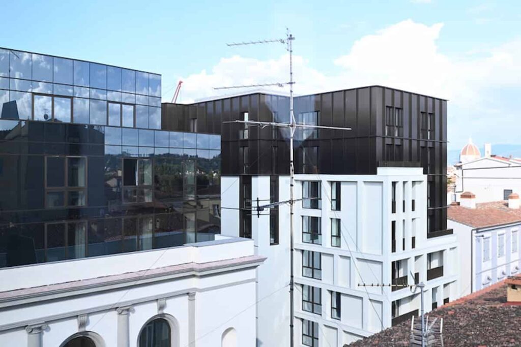 Bufera a Bologna e Firenze, due casi spaccano le città: le pipe anti crack distribuite gratis e un cubo nero (Nella foto)