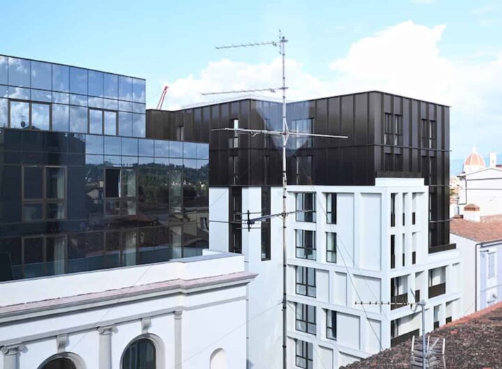 Bufera a Bologna e Firenze, due casi spaccano le città: le pipe anti crack distribuite gratis e un cubo nero (Nella foto)