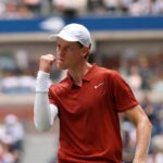 US Open, Sinner soffre e passa, rimonta da urlo, Musetti vince il derby con Cobolli, Jannik e Lorenzo agli ottavi, nella foto Jannik Sinner