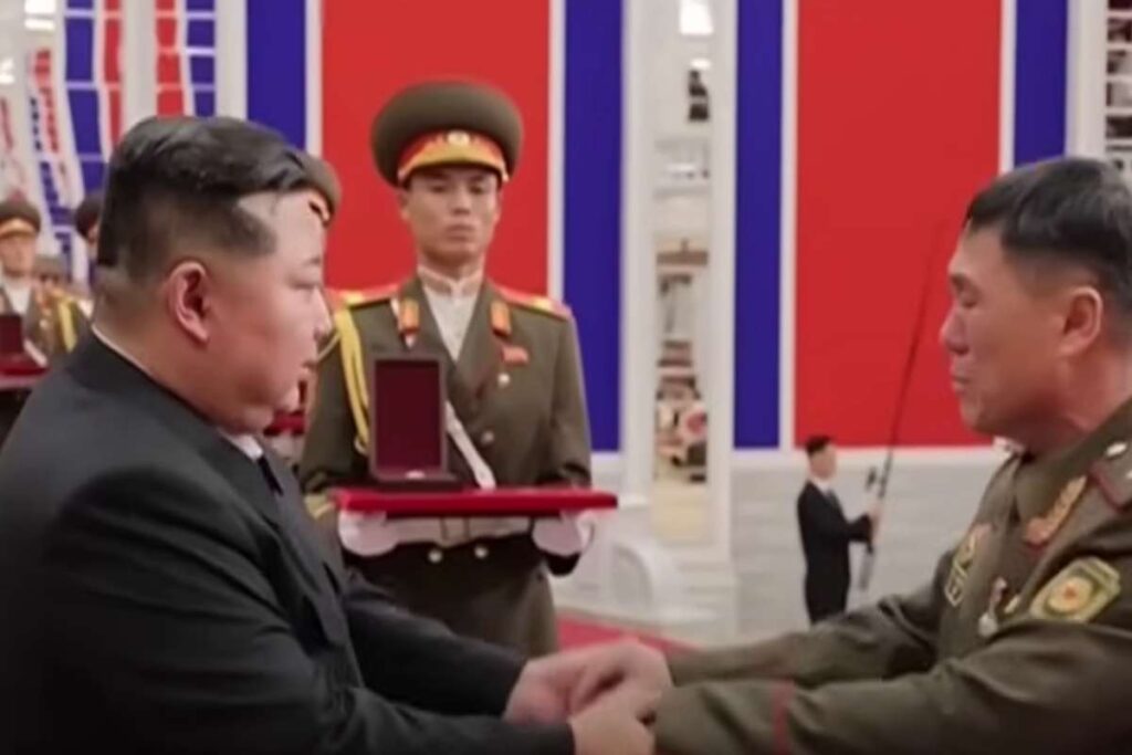 Kim Jong-un premia i soldati tornati dall'Ucraina