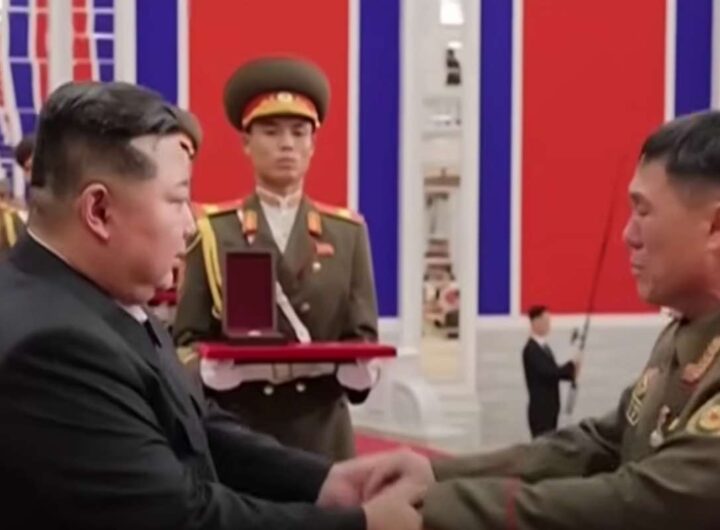 Kim Jong-un premia i soldati tornati dall'Ucraina