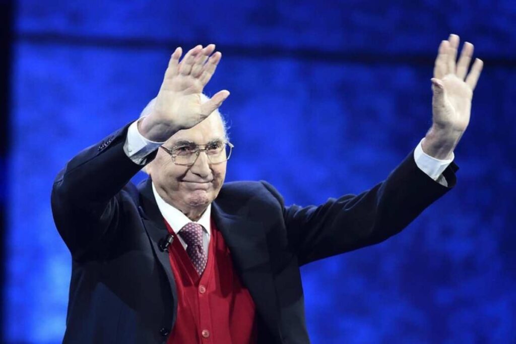 Pippo Baudo saluta il pubblico