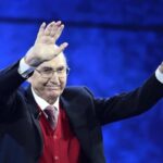 Pippo Baudo saluta il pubblico