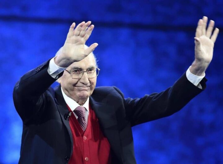 Pippo Baudo saluta il pubblico