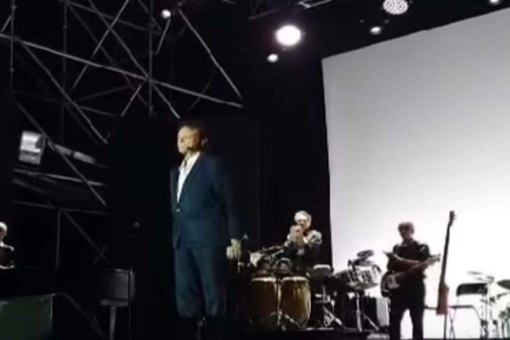 Massimo Ranieri interrompe concerto annunciando la morte di Pippo Baudo