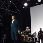 Massimo Ranieri interrompe concerto annunciando la morte di Pippo Baudo