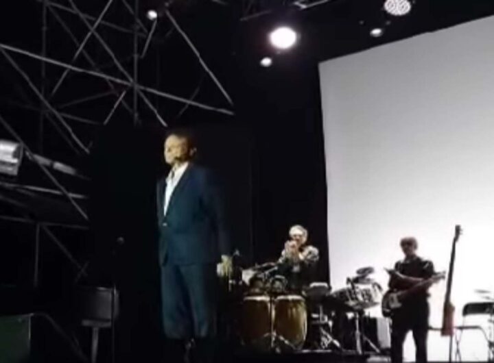 Massimo Ranieri interrompe concerto annunciando la morte di Pippo Baudo