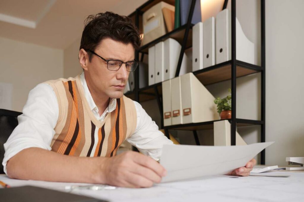 Uomo legge documento