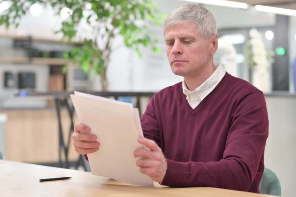 Uomo legge documento