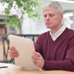 Uomo legge documento