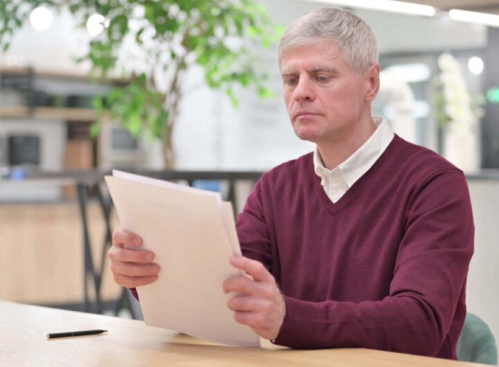 Uomo legge documento