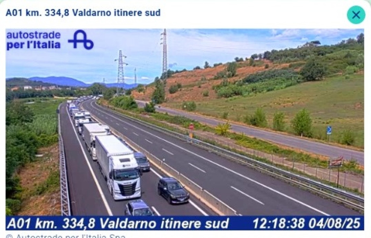 Tragedia sulla A1, muoiono i tre a bordo dell’ambulanza. Camion invade l’altra corsia tra Arezzo e Valdarno