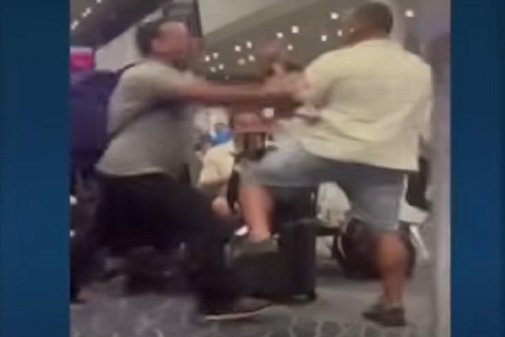 Il video dell'uomo che in Colombia ha schiaffeggiato una donna in aeroporto perché non gli ha ceduto il posto