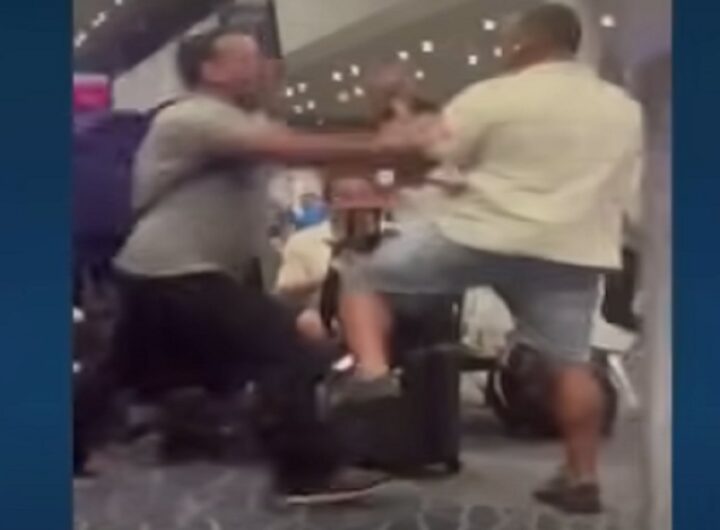 Il video dell'uomo che in Colombia ha schiaffeggiato una donna in aeroporto perché non gli ha ceduto il posto