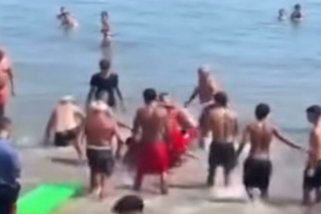 La rissa in spiaggia ad Alassio