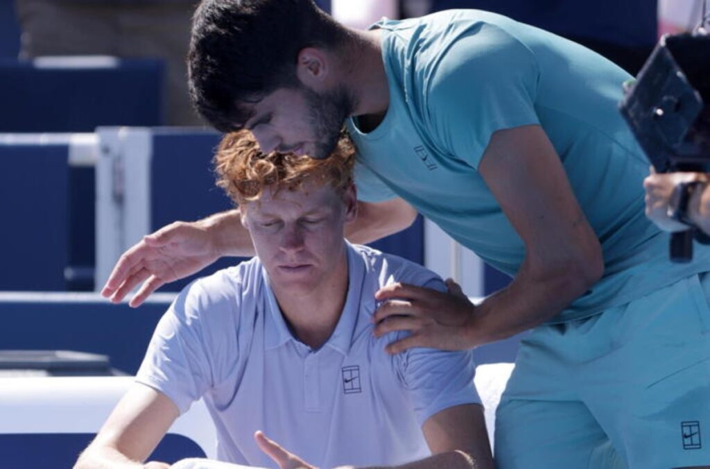 Sinner shock a Cincinnati, malore e ritiro, il Masters 1000 a Alcaraz, Jasmine Paolini cede in finale WTA 1000, nella foto alcaraz sinner