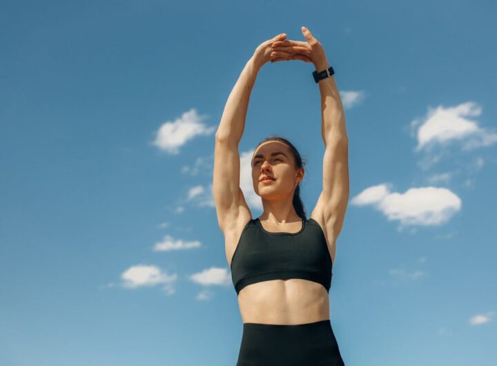 una ragazza si allena