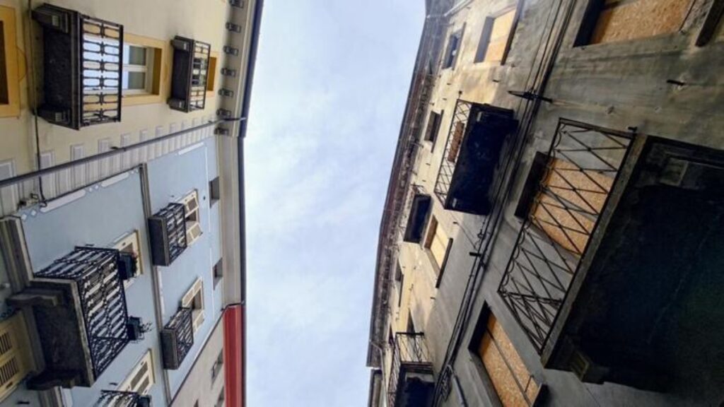 strada con palazzi vista dal basso