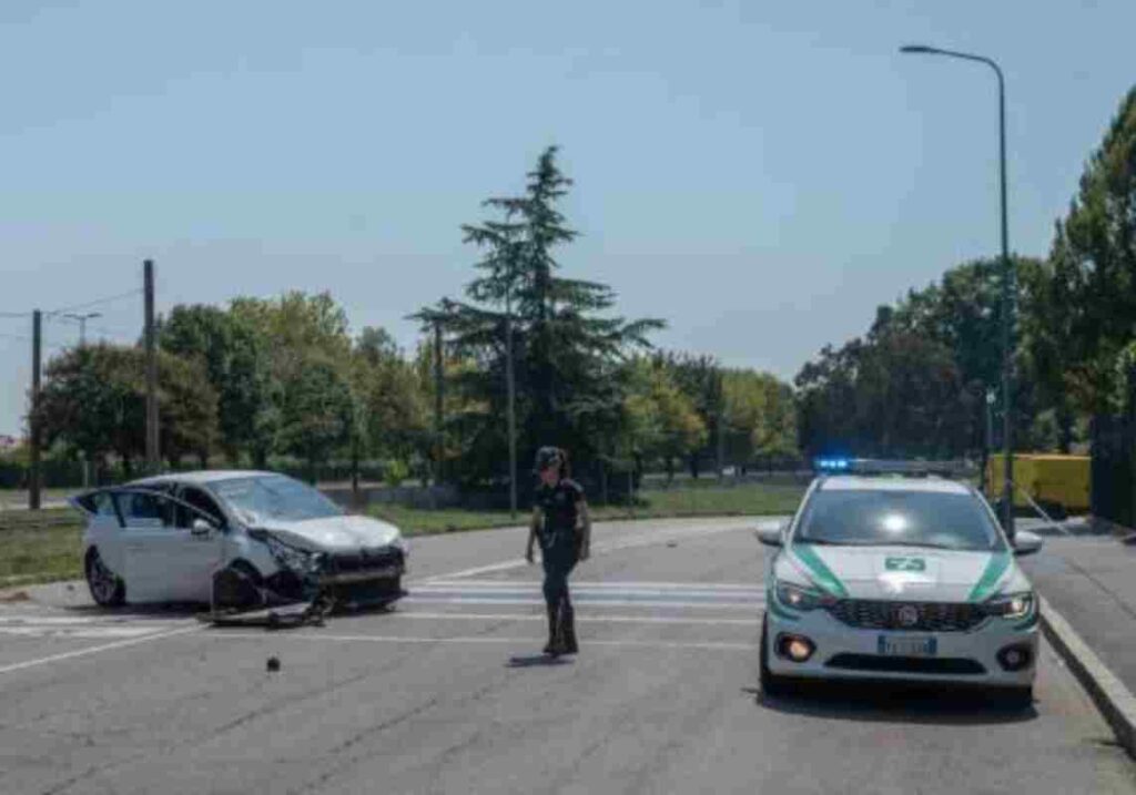Milano, auto investe e uccide donna di 71 anni: i 4 minorenni a bordo scappano a piedi