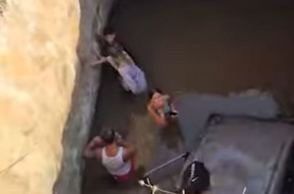 L'auto nella cisterna