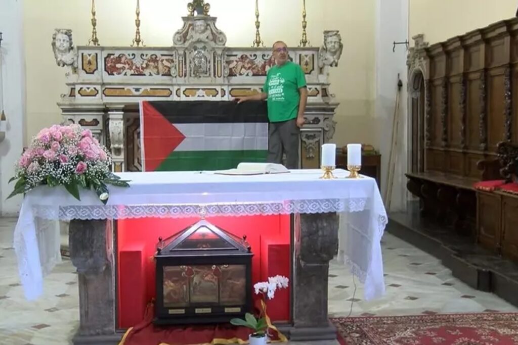 La bandiera esposta in chiesta