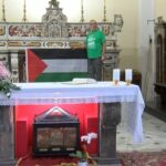 La bandiera esposta in chiesta